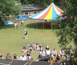 Zirkuszelt auf Festplatz, Falken Hessen sitzen auf der Wiese
